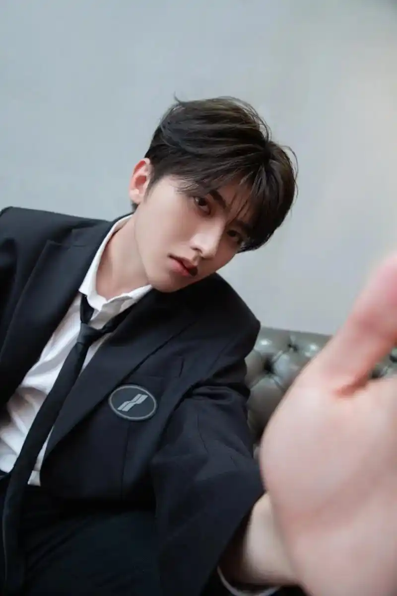 快来接收蔡学长的今日份美图.#蔡徐坤白衬衫学长风造型 #蔡徐 - 抖音