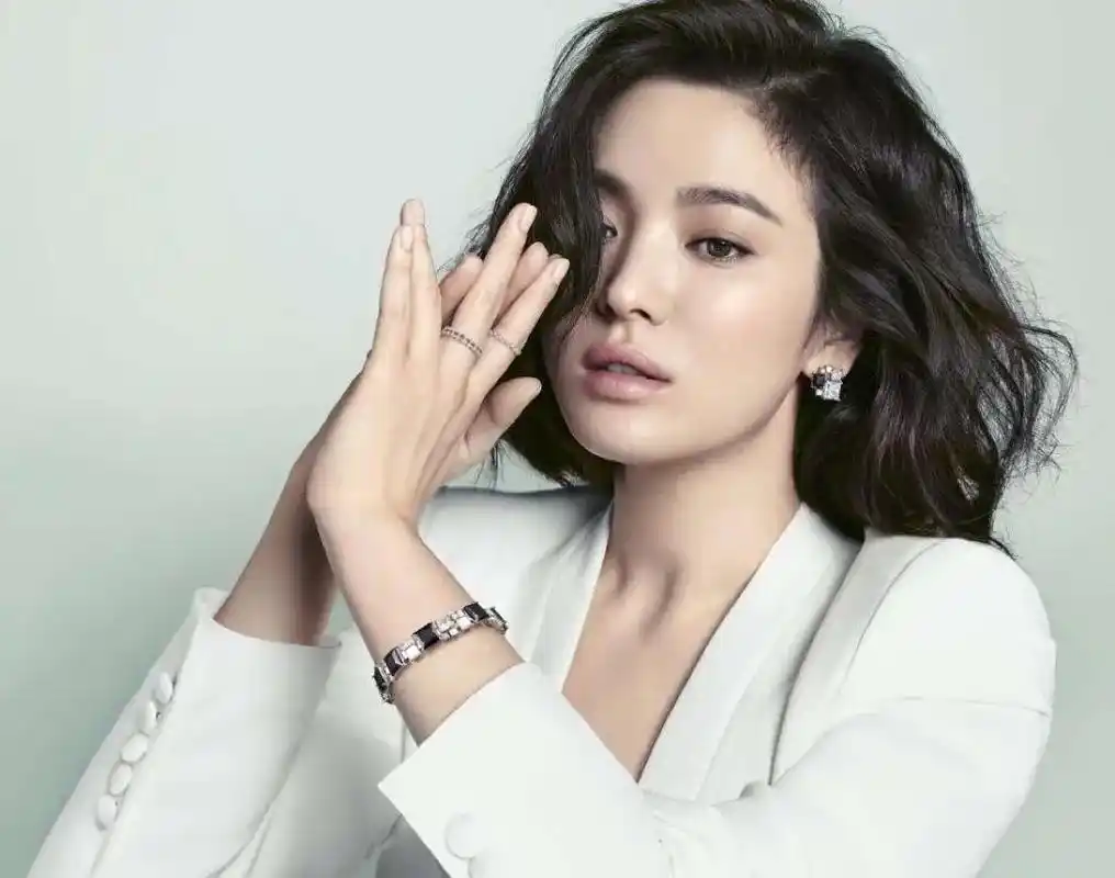 盛世美颜#高级感穿搭#短发造型#气质女神 #宋慧乔#爱了 - 抖音