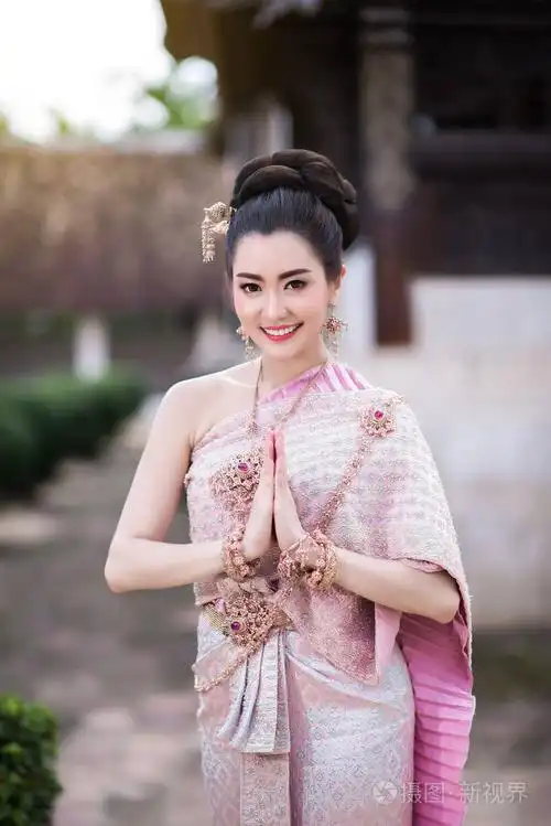 穿着泰国传统服装的美丽泰国女孩.