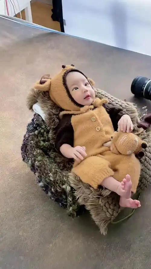 接双眼皮大眼睛的可爱健康女宝宝