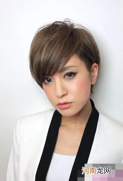 四方脸女人合适烫什么发型 四十左右女士短头发造型