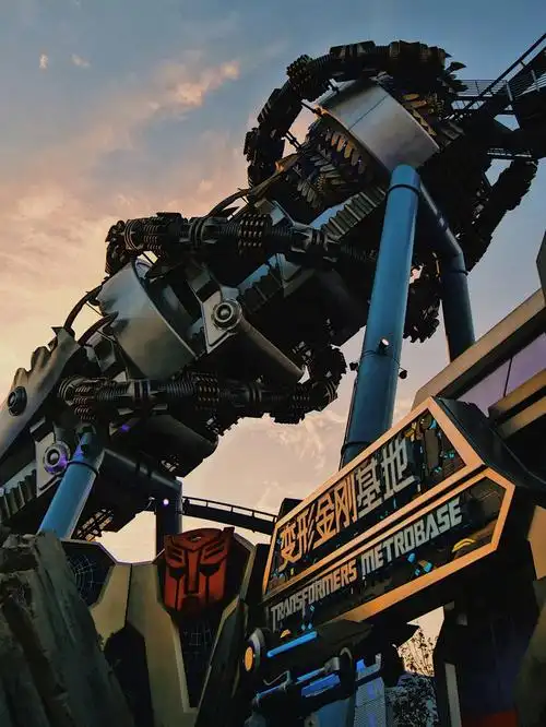 入夜大红大紫的北京环球影城变形金刚基地