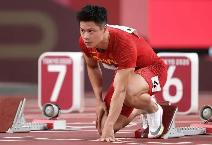 但这也是亚洲人首次站在100米跑的决赛起跑线上,苏炳添,无疑,创造了