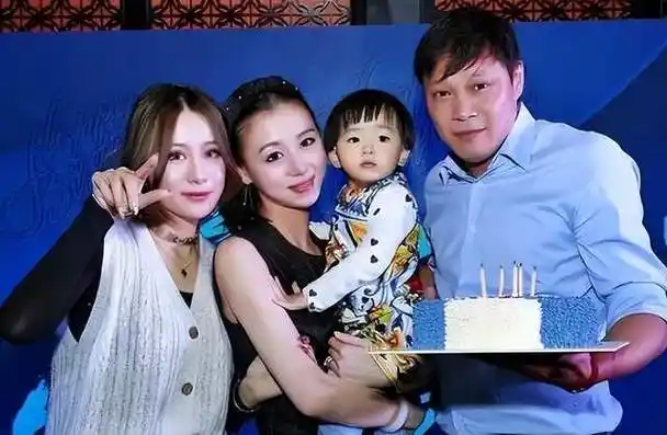 范志毅三婚妻子久违曝光37岁气质佳白皙筷子腿与继女成闺蜜