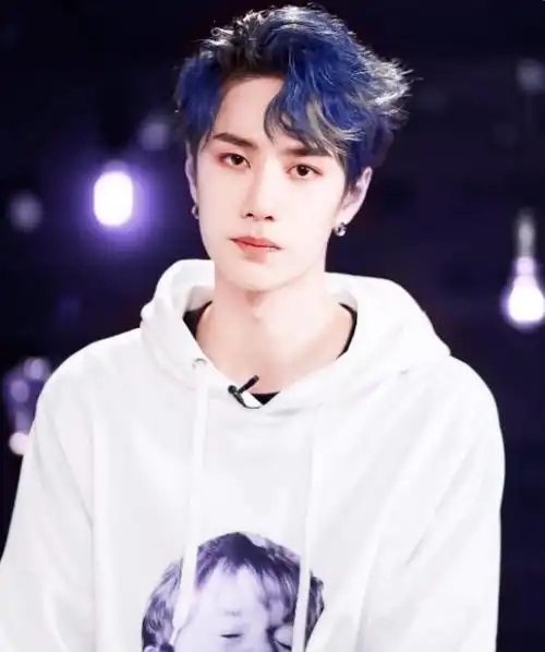 男星王一博曝光爸妈照片,意外力破整容谣言,竟是"投胎小能手"