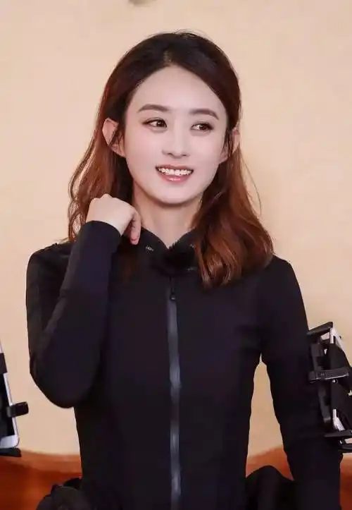 其实就是俗称的卧蚕,笑起来特别明显,让眼神变得非常迷人