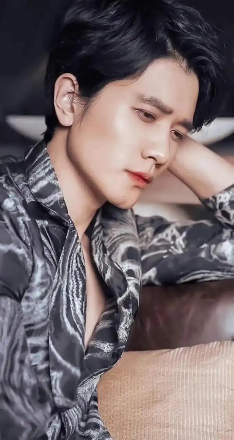 从此,小说男主有了脸!#向全世界安利 #彭冠英 #阳光之下  - 抖音