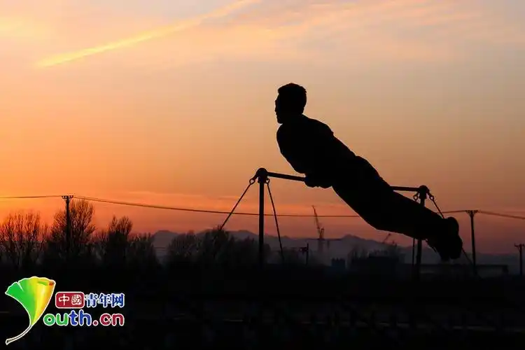 最美军人剪影刷爆朋友圈 光影中尽显刚毅之美