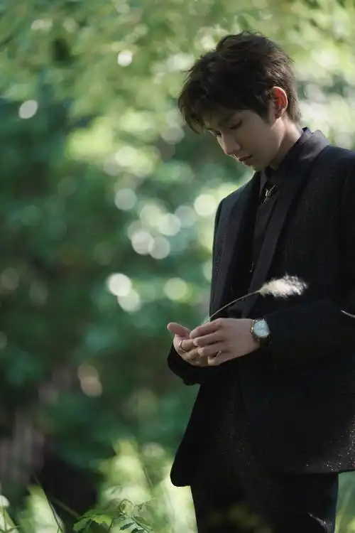 #王源黑色金闪套装##王源上海电影节红毯出发路透#