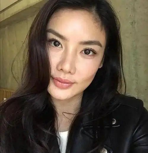 与乐基儿离婚后,黎明并没有谈什么美艳的女友,而是和他的女助理阿wing