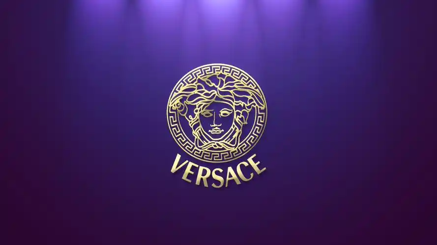 versace在时装,高级定制,家居生活,彩妆香水,酒店等奢侈品领域均有