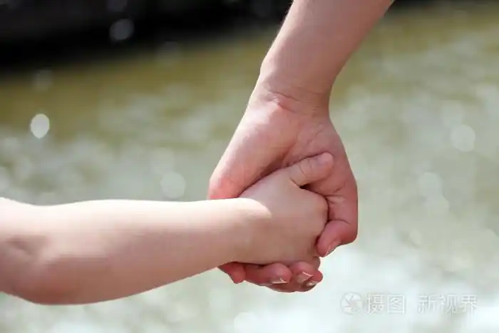 母亲和儿童的手