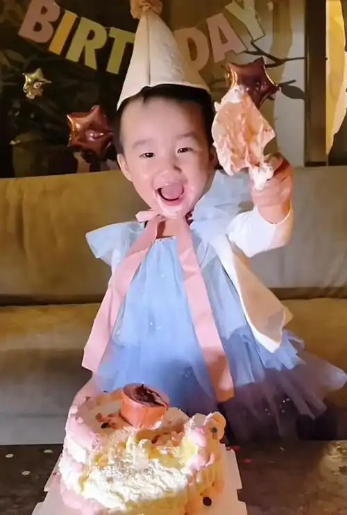 【嫣然天使】当李嫣刚降生于世时,王菲内心深处涌现出了巨大的悲伤,但