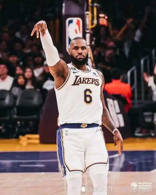 詹姆斯霸气为自己戴皇冠他没把附加赛当生死战