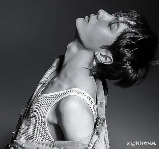 231216 王一博,豹系帅哥的无限魅力:网友热议清晰的下颚线