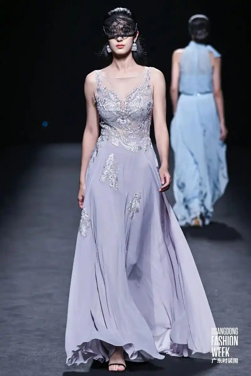 发一波秀照.#t台走秀 #模特 #时装周 - 抖音