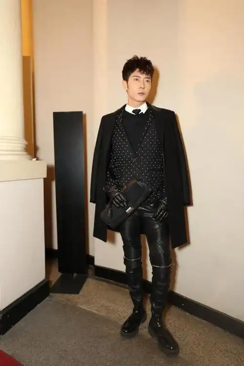 赵文卓夫妇les hommes看秀,洒了狗粮,秀了时髦