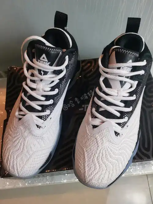 这款匹克闪电73152020采用了太极7115阴阳配色,也十分的经典!