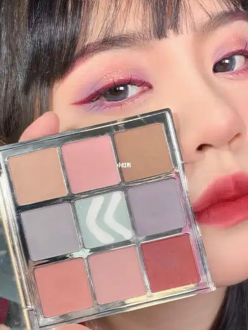 配色冷调灰蓝加复古酒红 超级适合玩妆9015搭配的雾粉色和棕色又