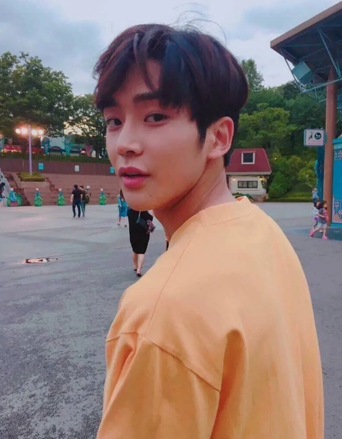 95后男星刚走红就被扒黑料成名前旧照曝光变化大到被疑整容