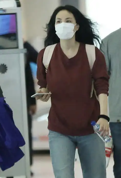 王菲穿衣不讲究暗红色卫衣配牛仔裤低调随性和普通大妈没区别