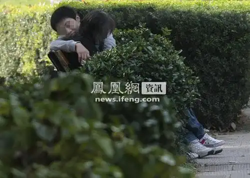 2009年11月6日,南京林业大学校园里,一些谈恋爱的男女学生躲到僻静之