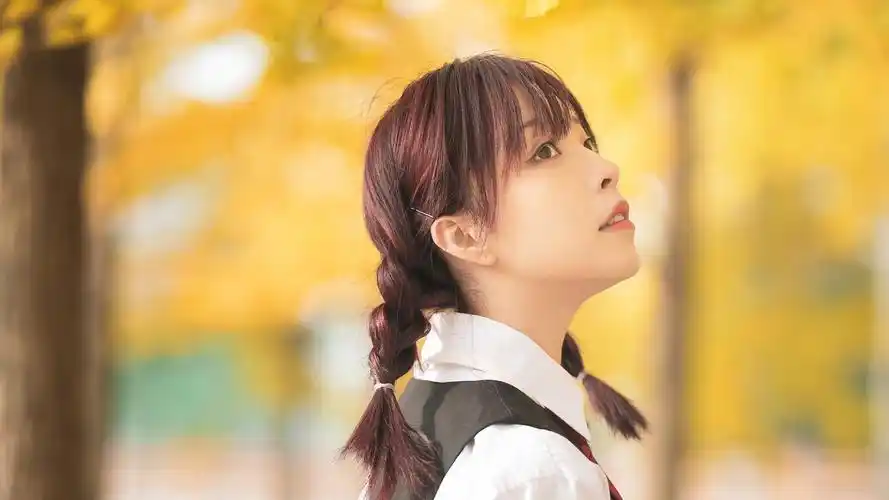 大学漂亮女生一人多张图片