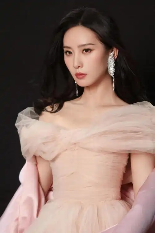 又被刘诗诗美到了,穿高定礼裙优雅且端庄,真好看|发型|礼服|一字肩
