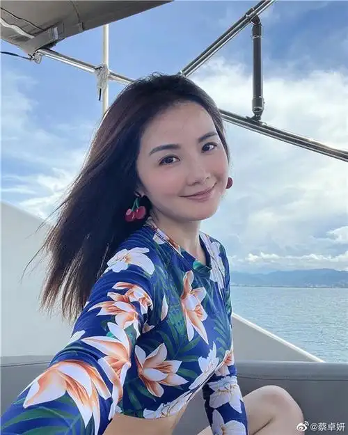 穿印花露脐衫气色超好状态佳 蔡卓妍晒度假自拍