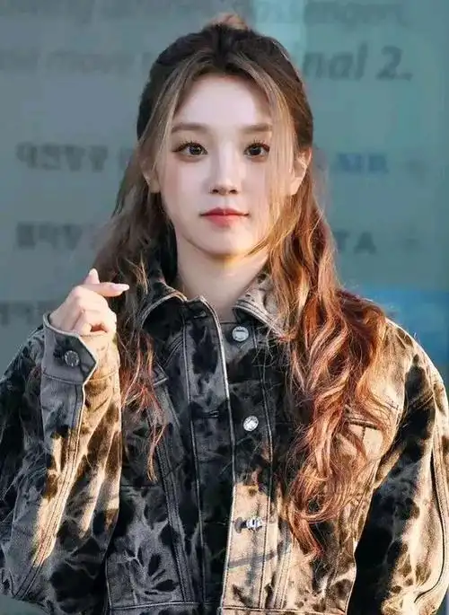 《奔跑吧》第11季第一期今天开始录制了,三位常驻女嘉宾的造型一个比