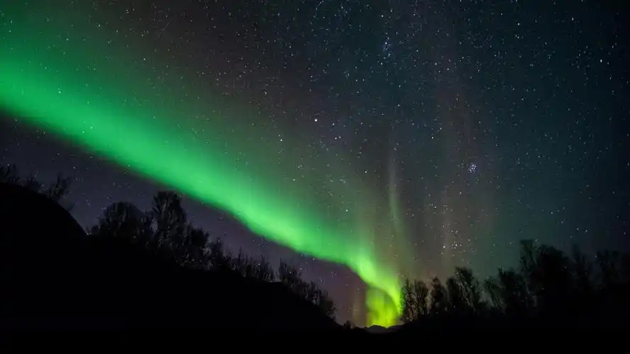 极光 蓝色和紫色的天空摄影风景4k壁纸,是彼岸图网给您推荐的高清4k