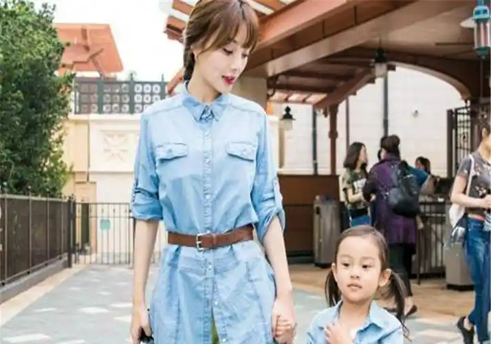 李小璐带甜馨游故宫身穿亲子装十分温馨长大后的甜馨很优秀