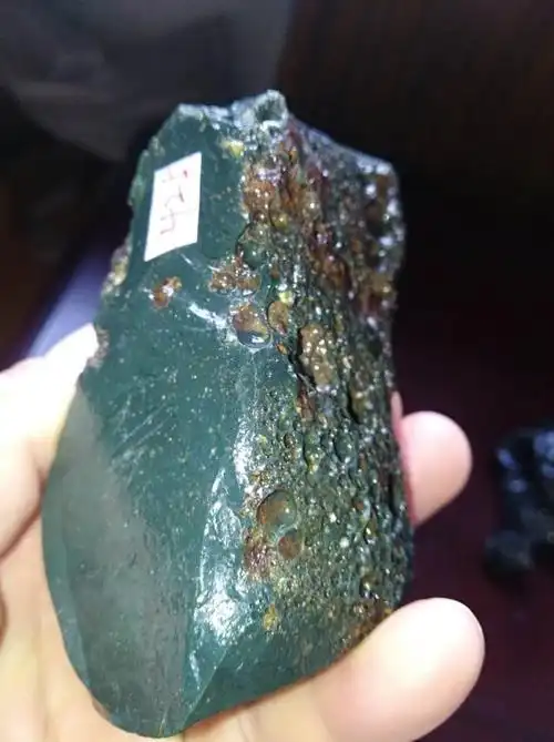 经大气层燃烧后落到地球的幸存者,其中玻璃陨石价值极高!