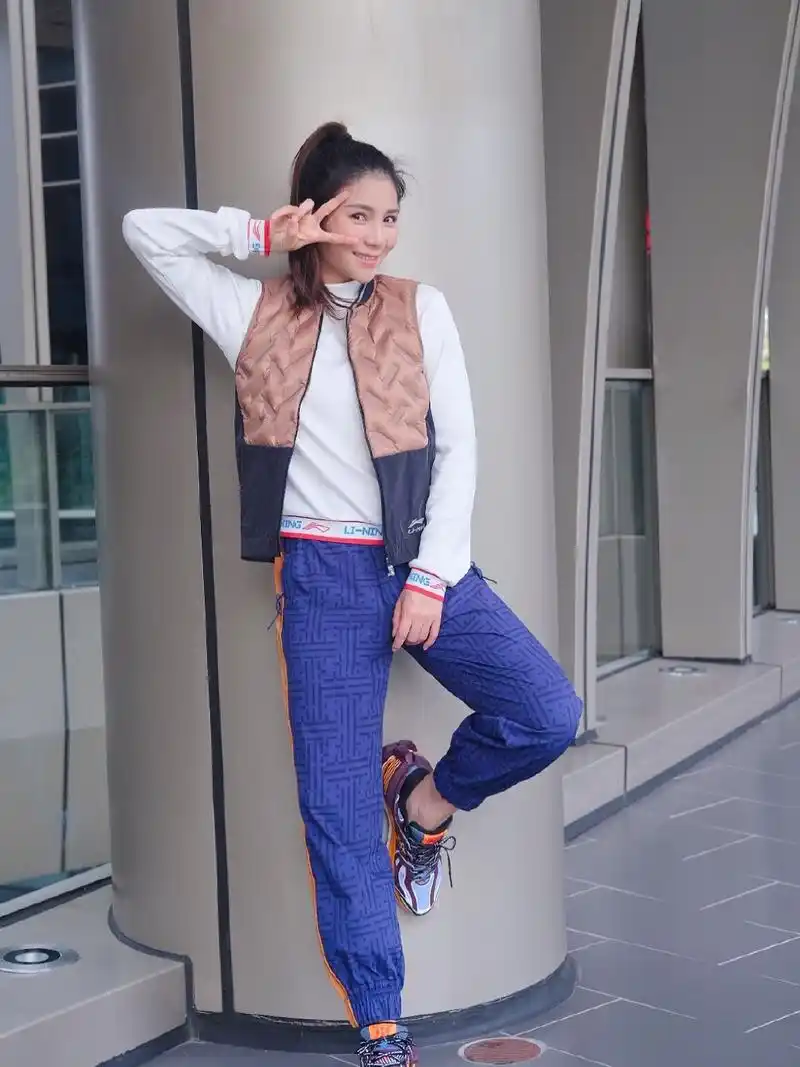 何姿美出新高度!一袭绿色小雏菊碎花连衣裙清新减龄,少女感爆棚