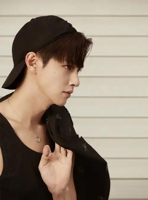 > 官鸿帅气有型时尚写真图片(5/9)