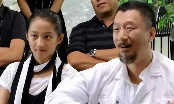 在《春蕾绽放》中,韩三平塑造了一个淳朴善良的人物角色——"农小梅".