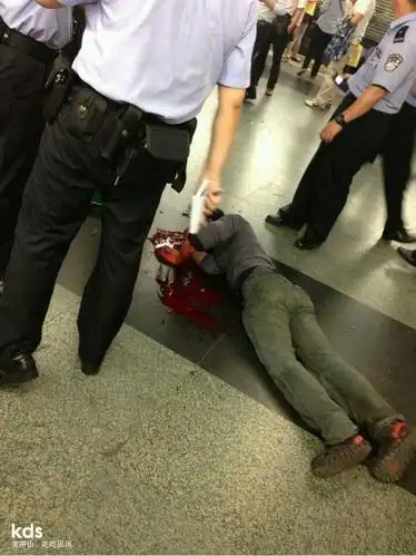 一号线人广站斗殴见血!
