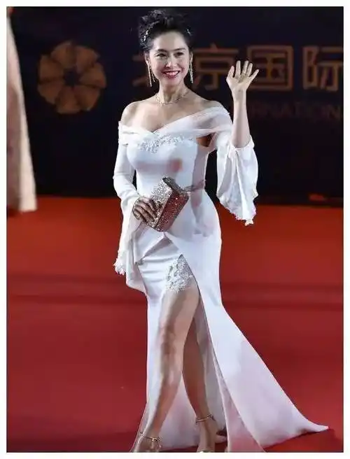 52岁的朱茵身材丰腴迷人穿红色连衣裙诠释真正的性感