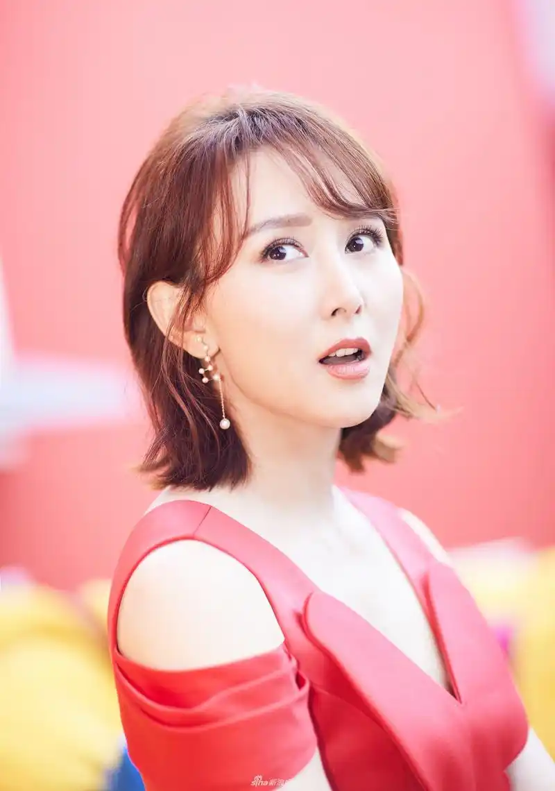 组图:胡静露肩红裙尽显雪肌 端庄甜笑气质十足