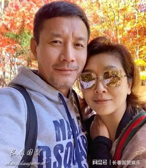 54岁江珊的现任老公首曝光,二人亲密合影幸福甜蜜|陈数|演员|王玲