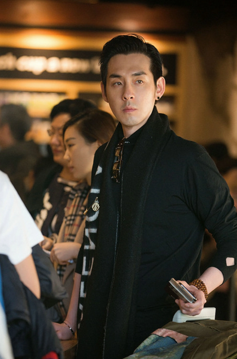 有着"质感演员"之称的刘欢曝光了一组"禁欲之照"写真.