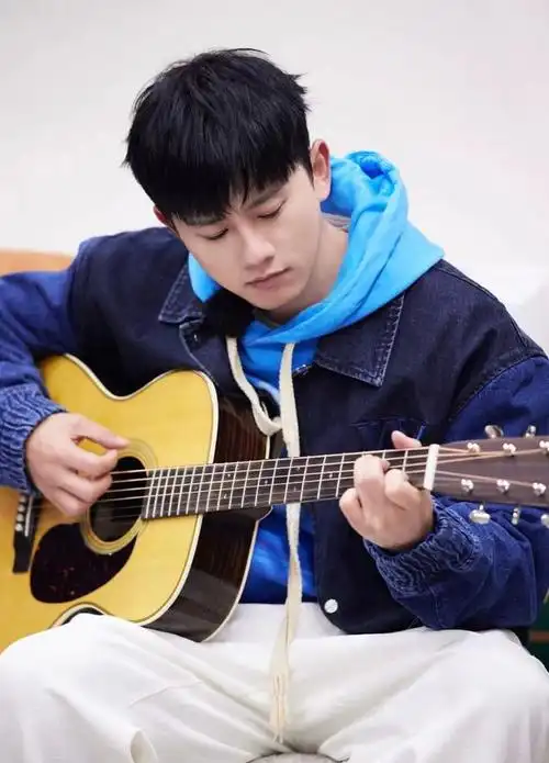 张杰,1982年12月出生于四川省成都市,中国流行男歌手.