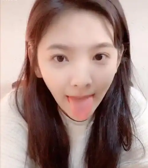 章若楠到底有多可爱,看到她吐舌头的样子,令人当场恋爱!