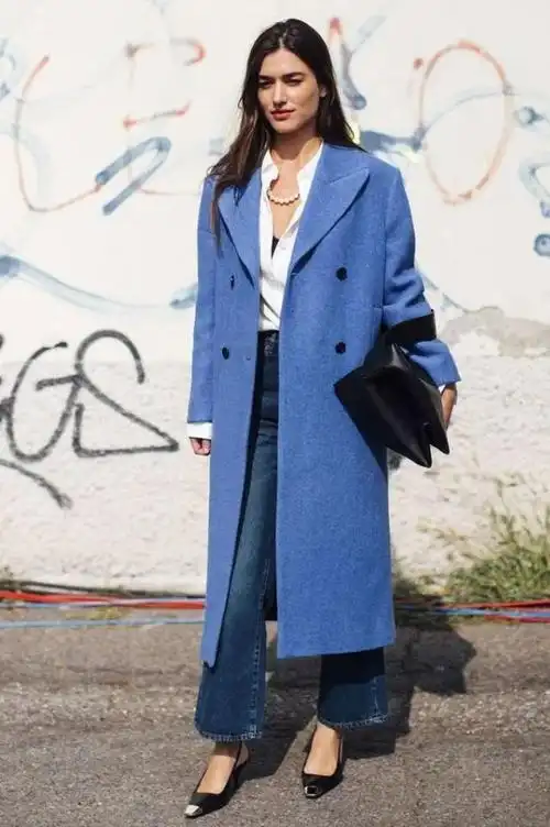 冬季里,比起搭配黑色单品,很推荐浅蓝色搭配深蓝色,一深一浅展露最