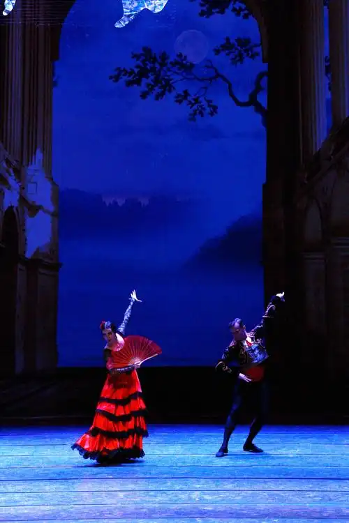 《天鹅湖》西班牙舞曲