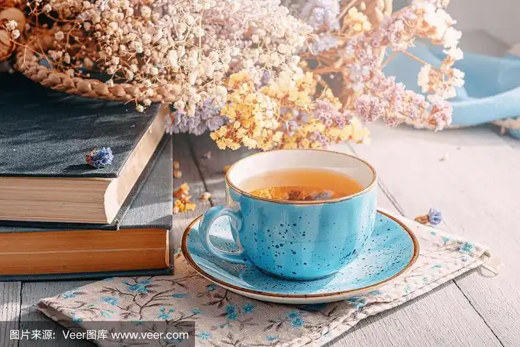 温暖的茶和一本书在阳光下