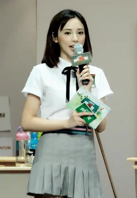 彭小苒五年前学生照被疯传,离开《东宫》滤镜,差点以为看花眼