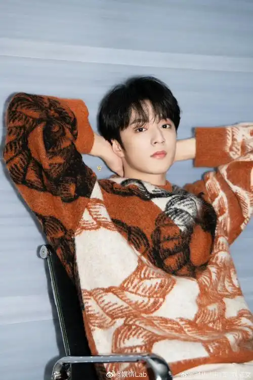 已经被种草蓝色毛线帽了最近天气渐暖,但看到耀文这组照片,感觉记忆