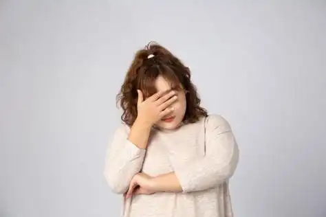 感到沮丧自卑的亚洲肥胖女生