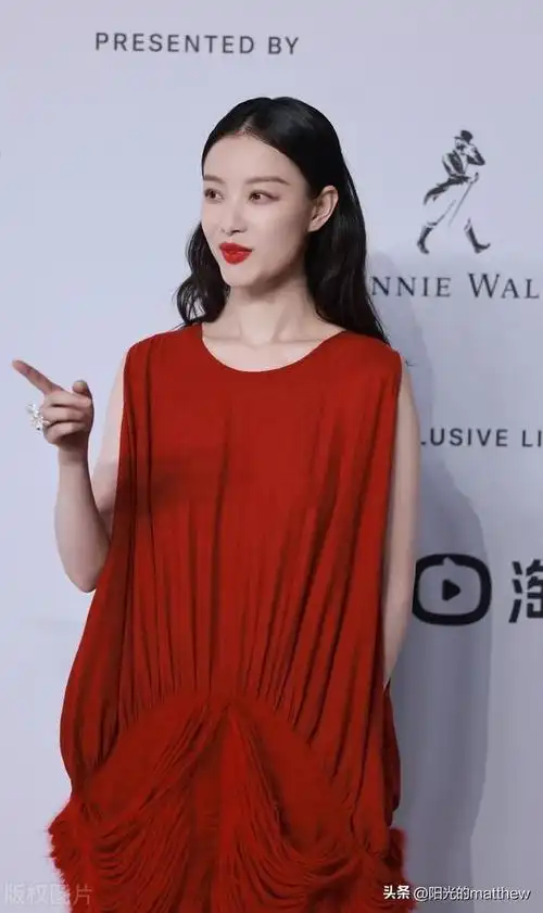 倪妮红色无袖连衣裙艳丽妩媚